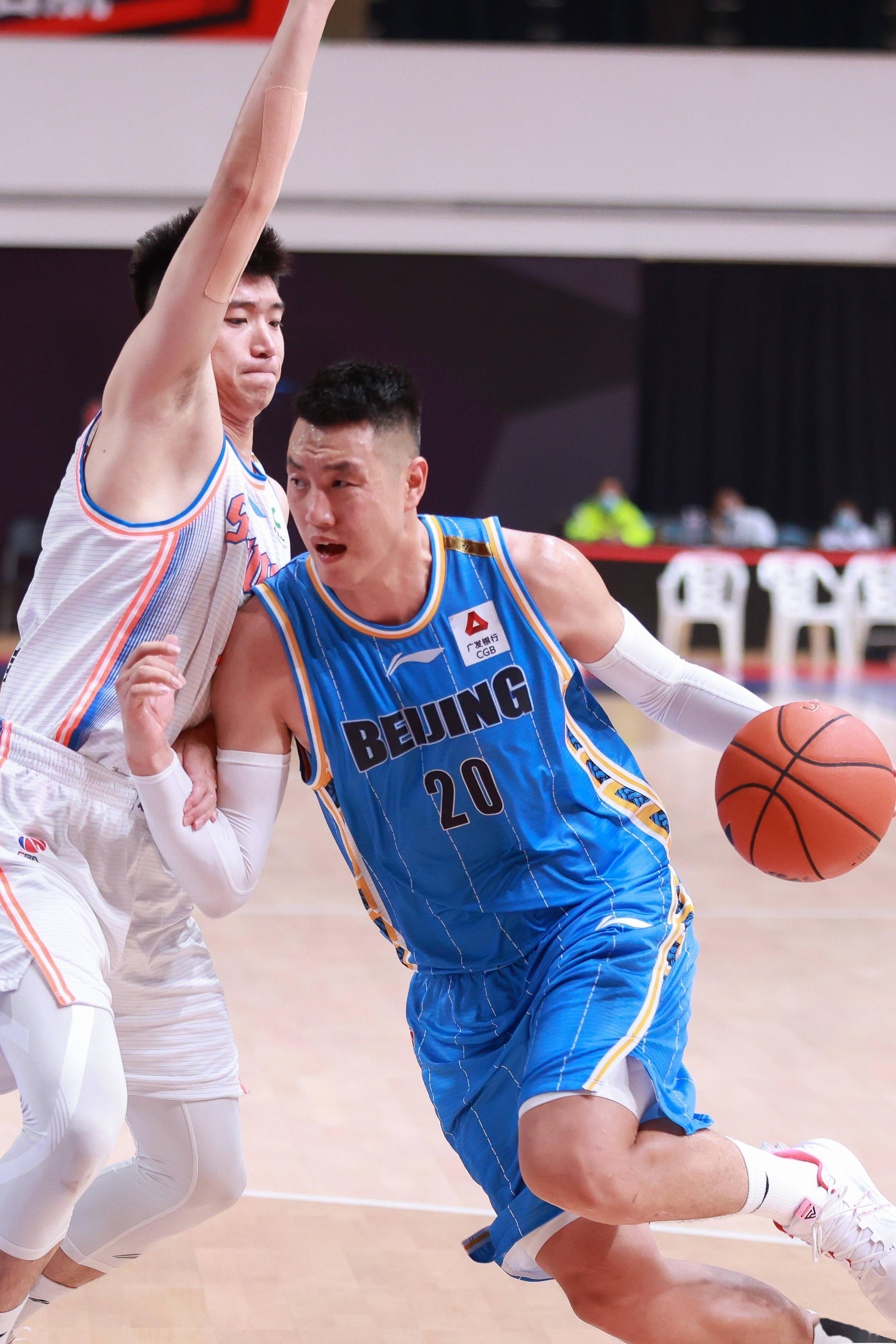 他以行动诠 他以行动诠